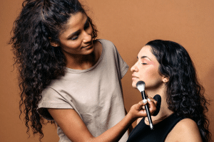 Maquilhador Profissional Freelancer a maquilhar cliente - Blog Campus Training